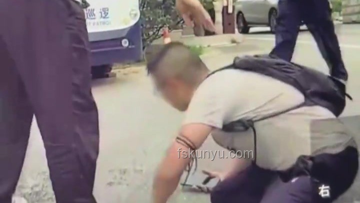 毒蛇咬伤应急处理：男子忍痛抓蛇反被再咬教训
